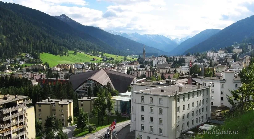 A Graubunden resort village below the mountains