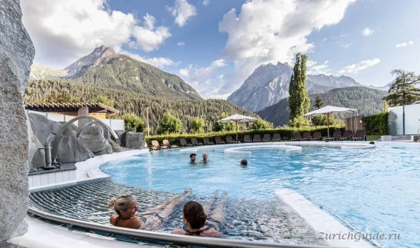 The outdoor thermal pool at Scuol with mountains behind
